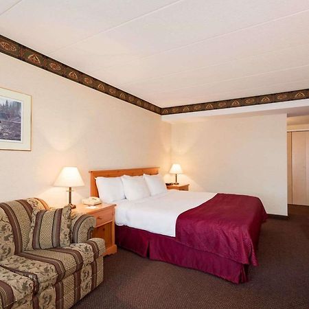 Ramada By Wyndham Pinewood Park Resort North Bay Eksteriør billede