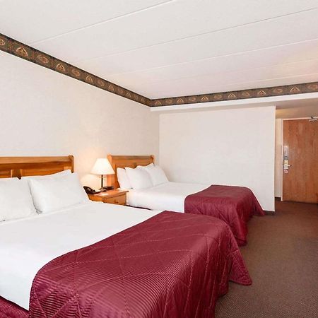 Ramada By Wyndham Pinewood Park Resort North Bay Eksteriør billede