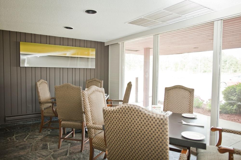 Ramada By Wyndham Pinewood Park Resort North Bay Eksteriør billede