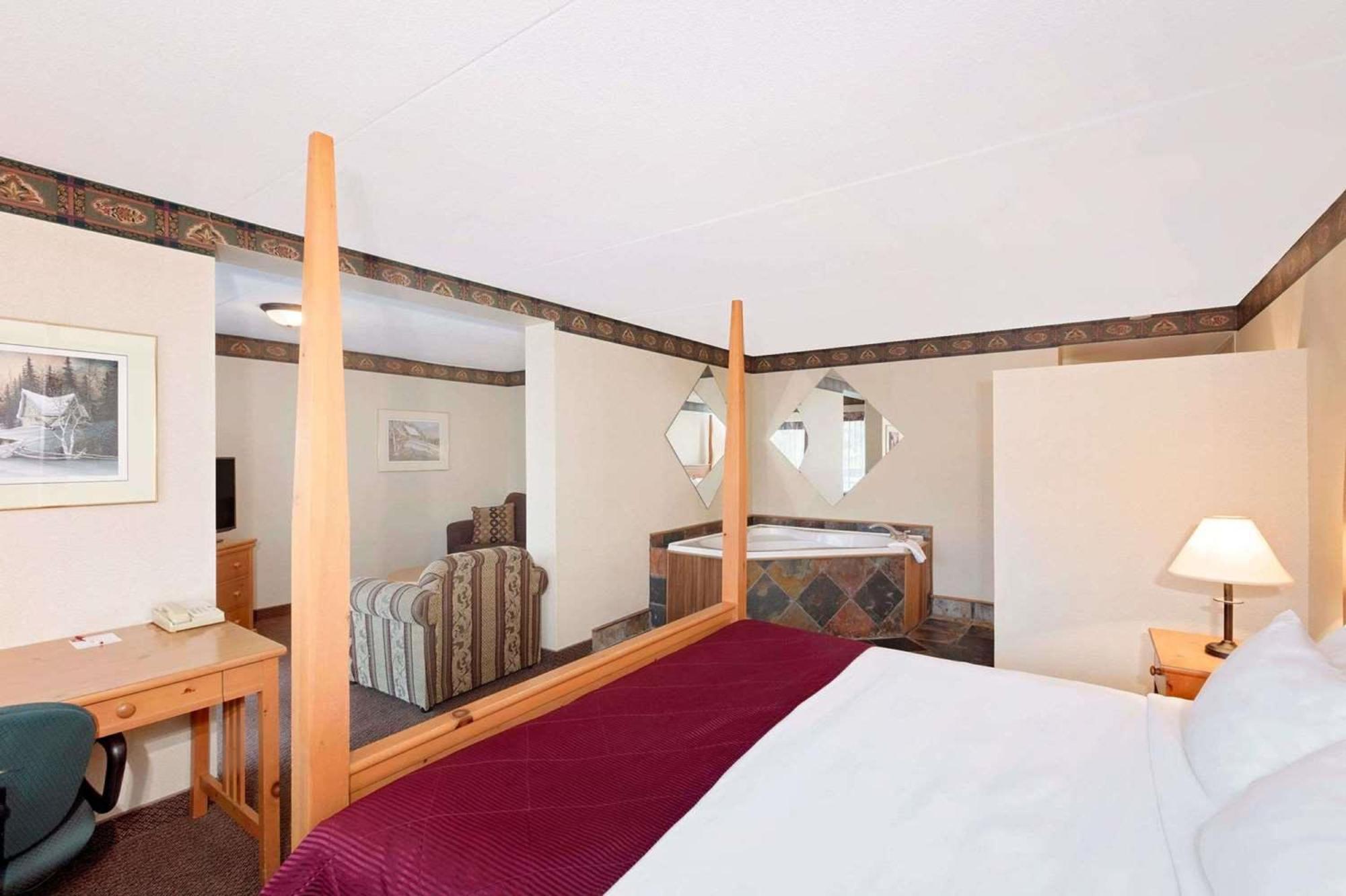 Ramada By Wyndham Pinewood Park Resort North Bay Eksteriør billede