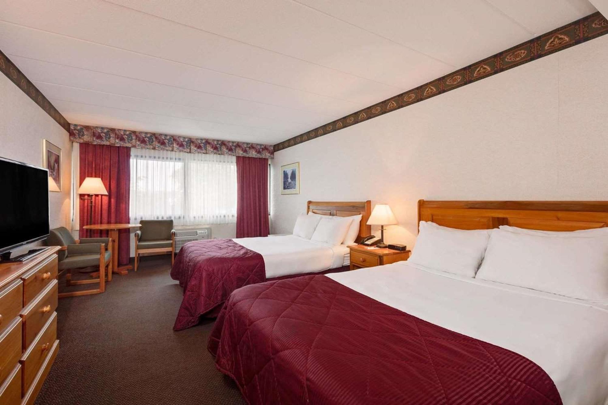 Ramada By Wyndham Pinewood Park Resort North Bay Eksteriør billede