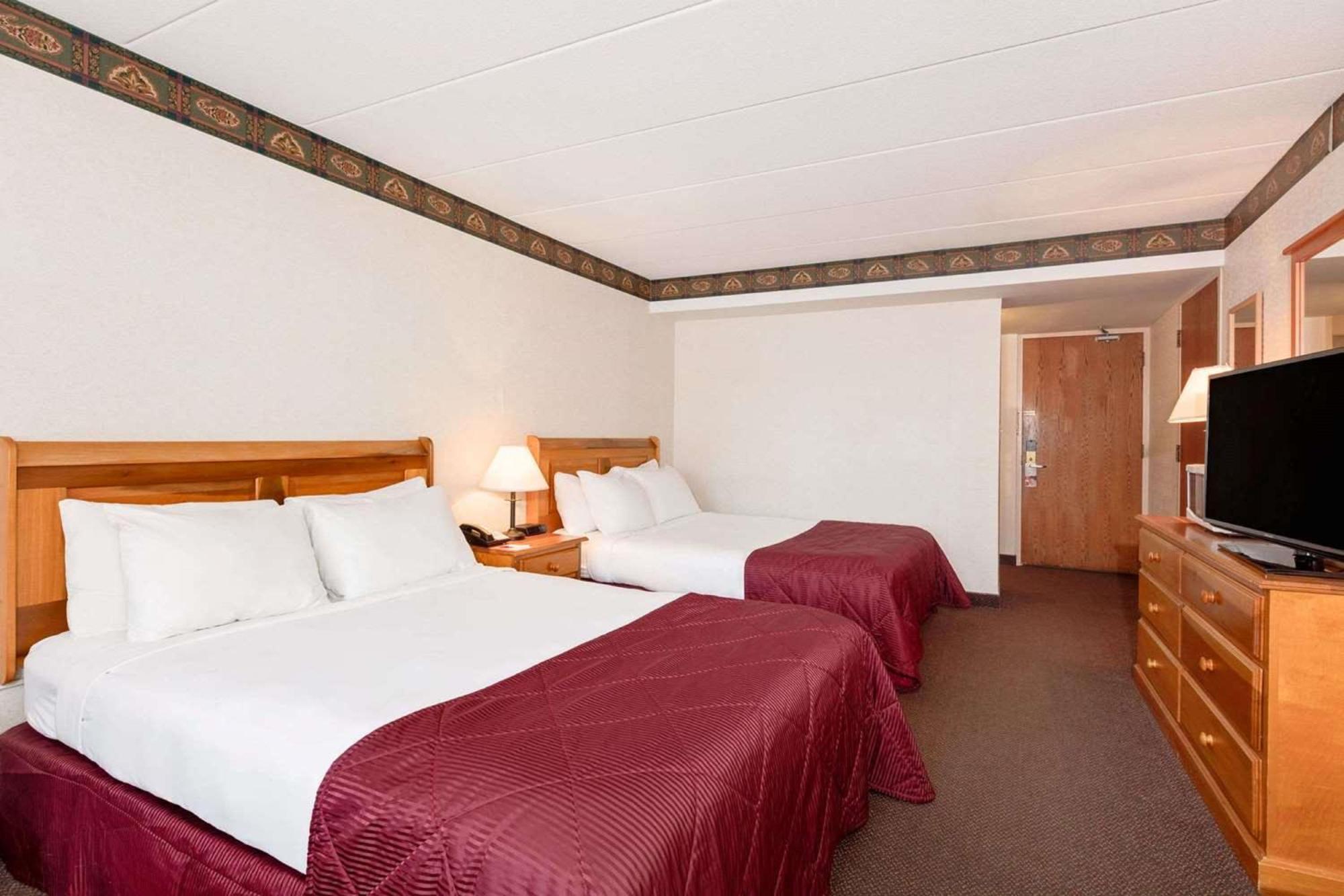 Ramada By Wyndham Pinewood Park Resort North Bay Eksteriør billede