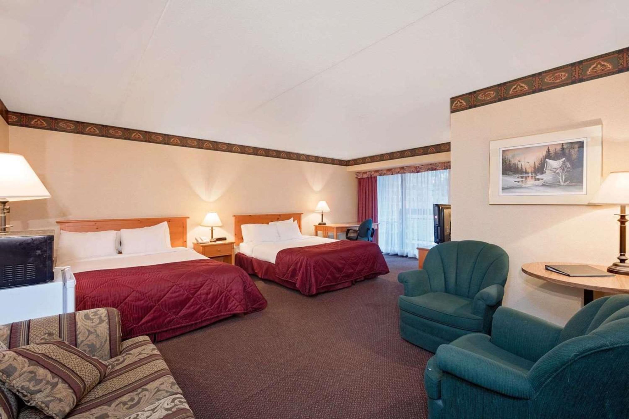Ramada By Wyndham Pinewood Park Resort North Bay Eksteriør billede