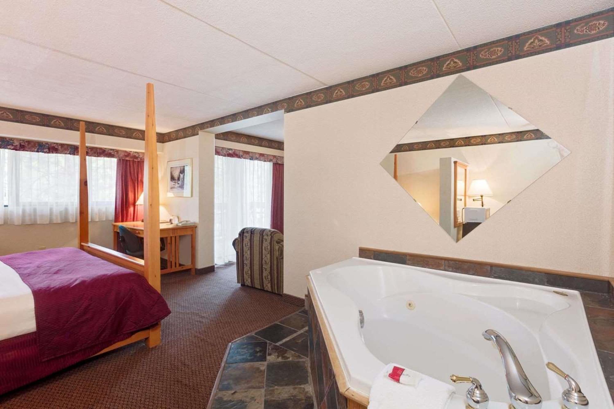 Ramada By Wyndham Pinewood Park Resort North Bay Eksteriør billede