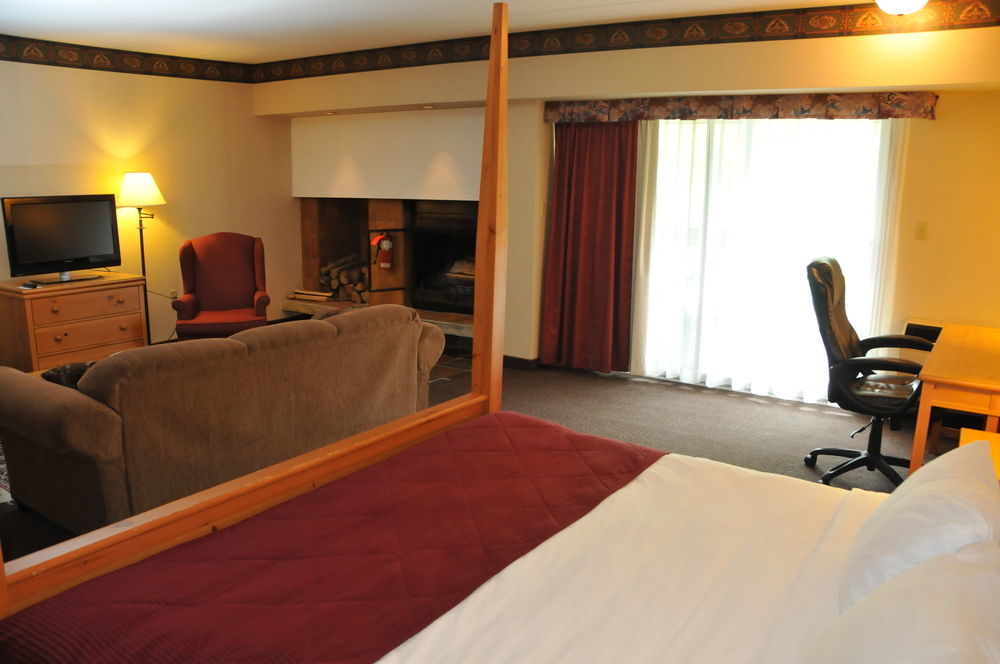 Ramada By Wyndham Pinewood Park Resort North Bay Eksteriør billede