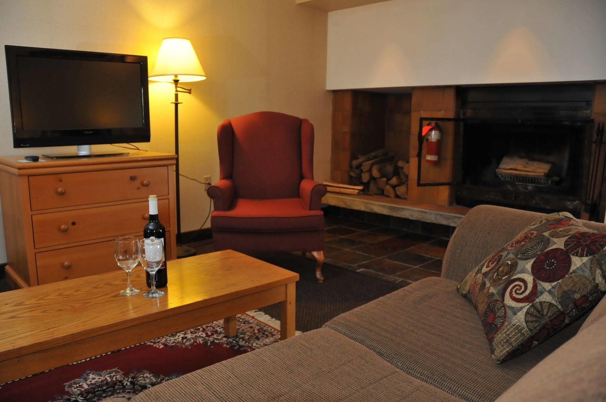 Ramada By Wyndham Pinewood Park Resort North Bay Eksteriør billede