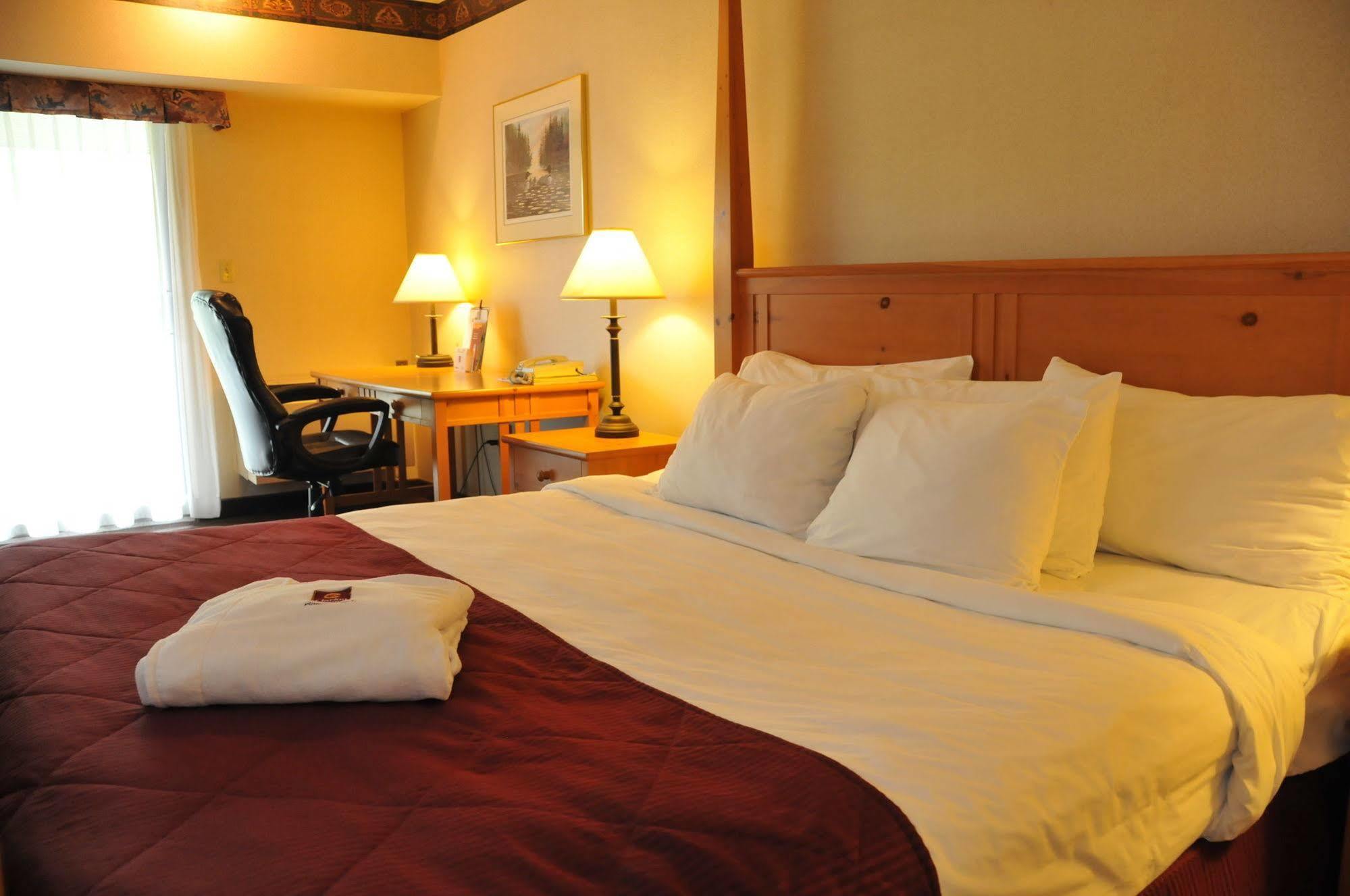 Ramada By Wyndham Pinewood Park Resort North Bay Eksteriør billede